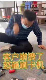 費率漲價了的POS機別扔，辦新機器太難了只能含淚刷萬200POS機
